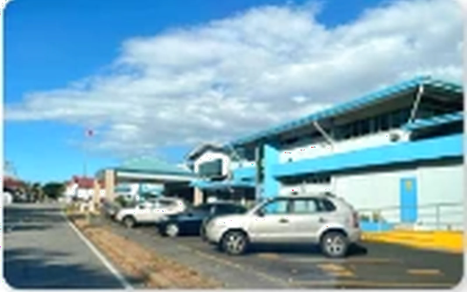 Área exterior y estacionamiento del aeropuerto