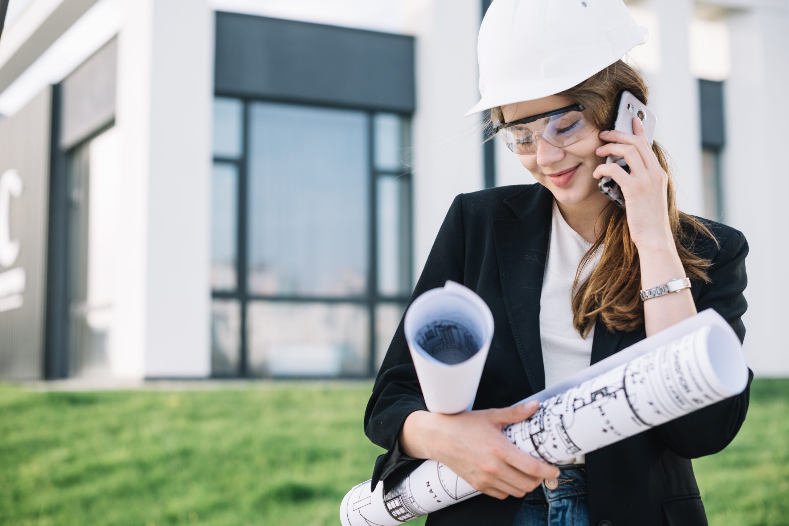 builder-woman-smiling-talking-phone