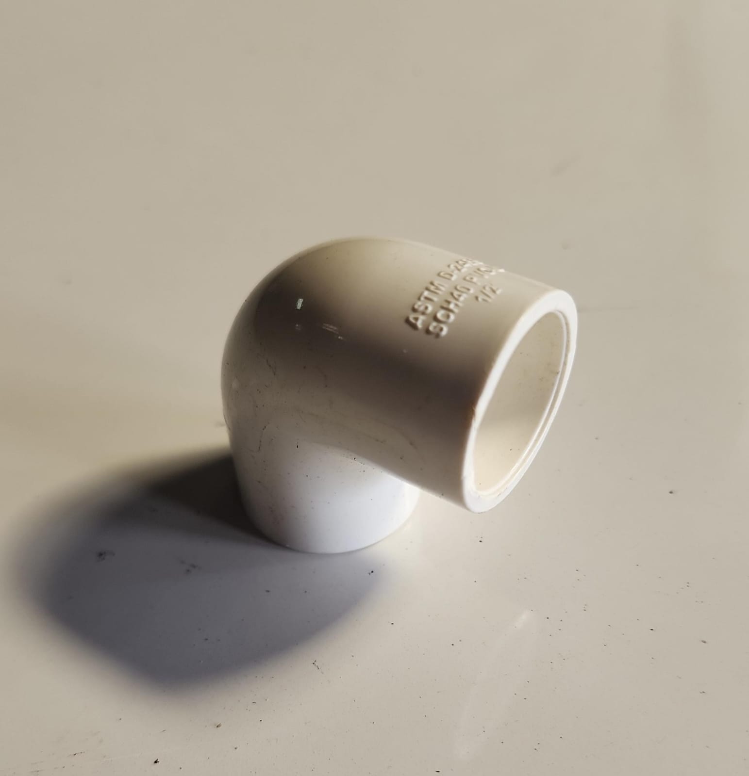 Adaptador macho de PVC 3/4 pulgadas para conducto eléctrico con contratuerca