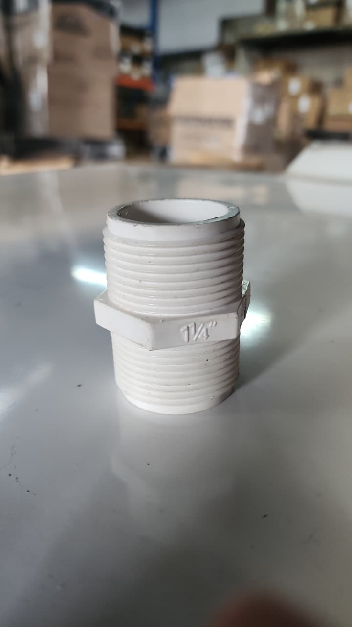 Niple hexagonal roscado de PVC 1 1/4 pulgadas