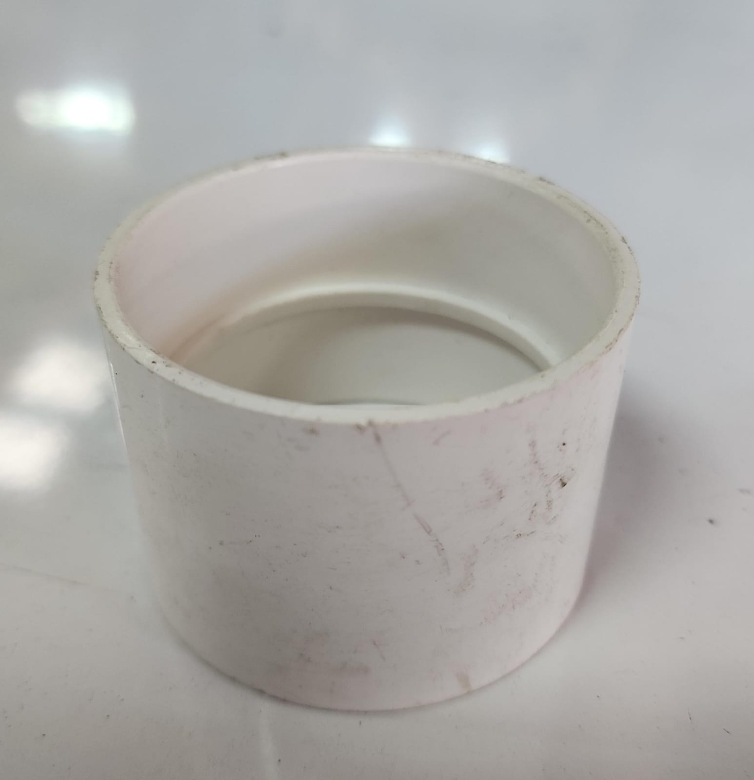 Pieza de PVC blanca sin marca visible (posible adaptador)
