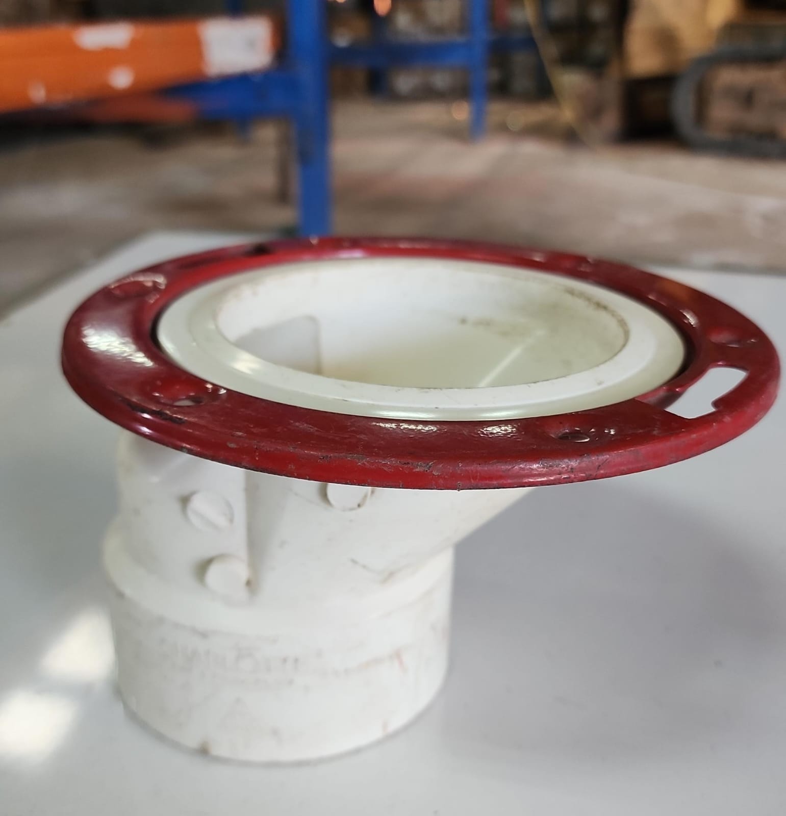 Brida de inodoro de PVC 3 pulgadas offset Charlotte Pipe con anillo metálico