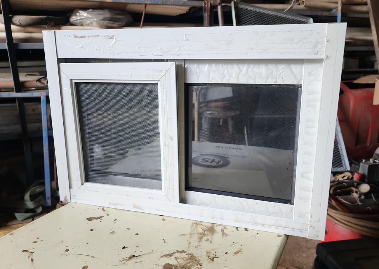 Ventana corredera vertical de PVC blanco